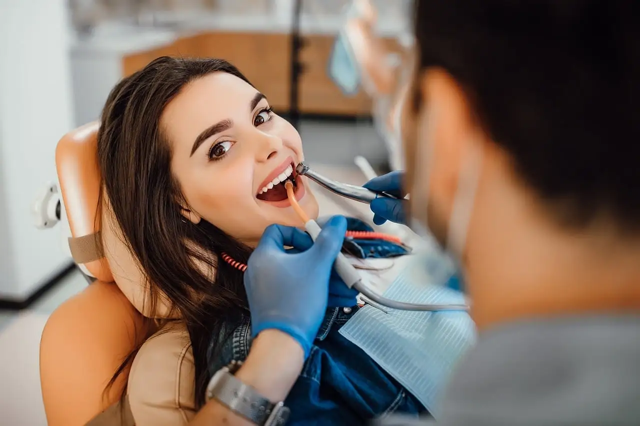 Стоматолог работает с Dentari
